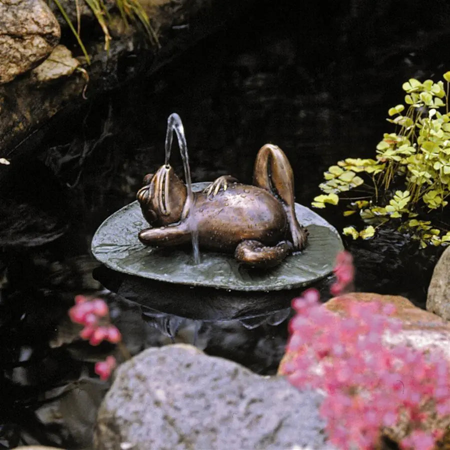 Design Toscano Garden Statues Design Toscano Spitting Frog on Lily Pad Bronze Garden Statue SU5080